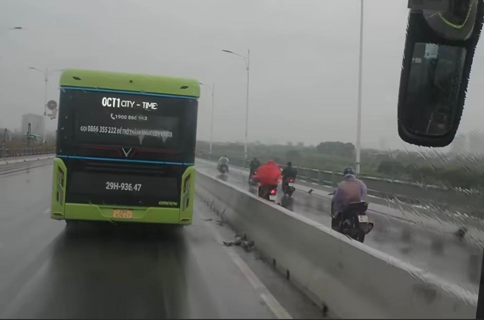 Chiếc xe buýt đi chậm, sát với làn xe máy để chắn gió trên cầu Vĩnh Tuy (Hà Nội) vào ngày 7/9. - Ảnh: BEAT Long Biên Chiếc xe buýt đi chậm, sát với làn xe máy để chắn gió trên cầu Vĩnh Tuy (Hà Nội) vào ngày 7/9. - Ảnh: BEAT Long Biên