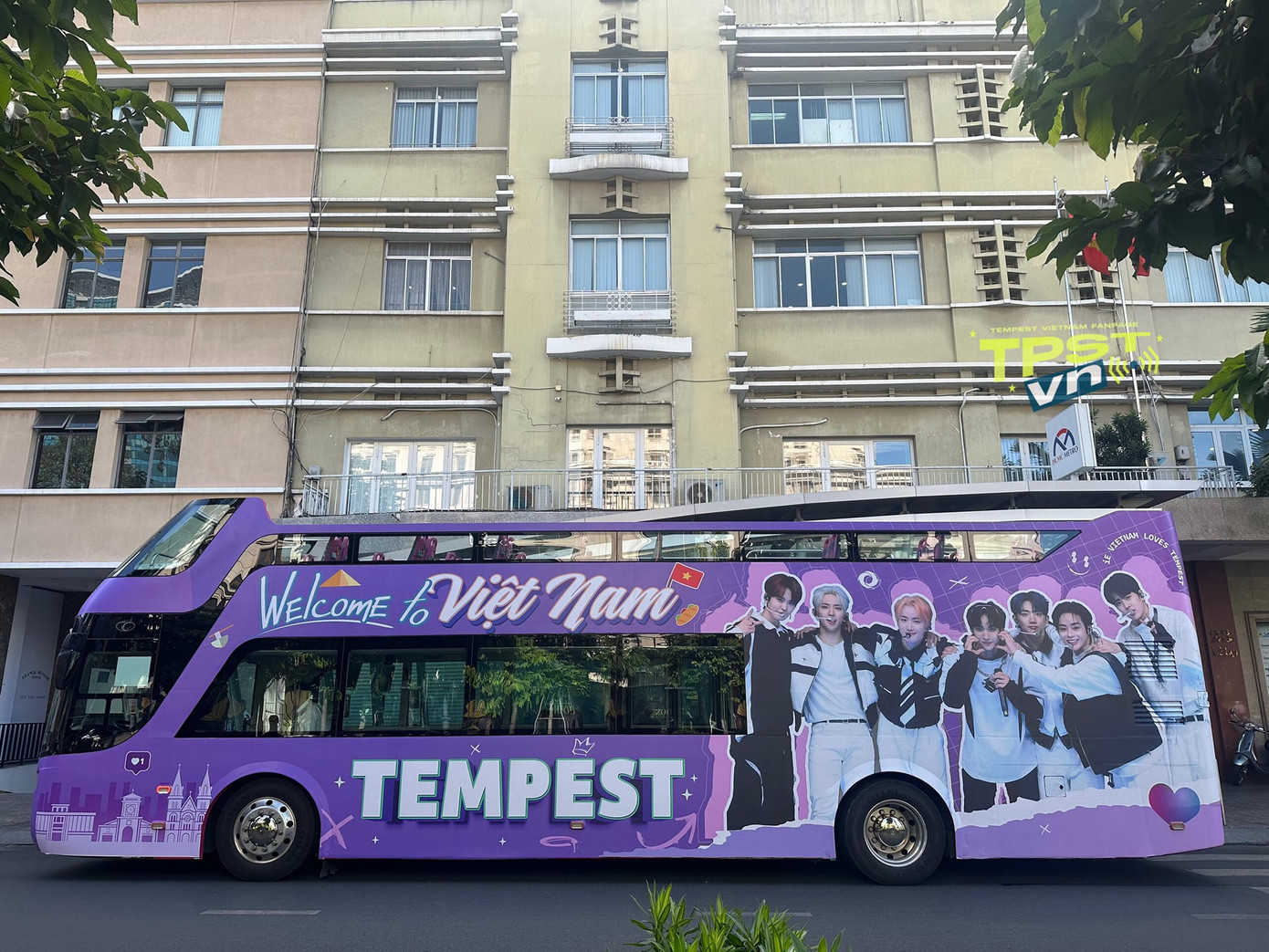 Xe bus hai tầng và loạt dự án như chạy biển quảng cáo, treo banner... đang được fan thực hiện dần để quảng bá và chào đón phần trình diễn của TEMPEST vào ngày mai. Ảnh: TPSTvn - Tempest Vietnam Fanpage Xe bus hai tầng và loạt dự án như chạy biển quảng cáo, treo banner... đang được fan thực hiện dần để quảng bá và chào đón phần trình diễn của TEMPEST vào ngày mai. Ảnh: TPSTvn - Tempest Vietnam Fanpage