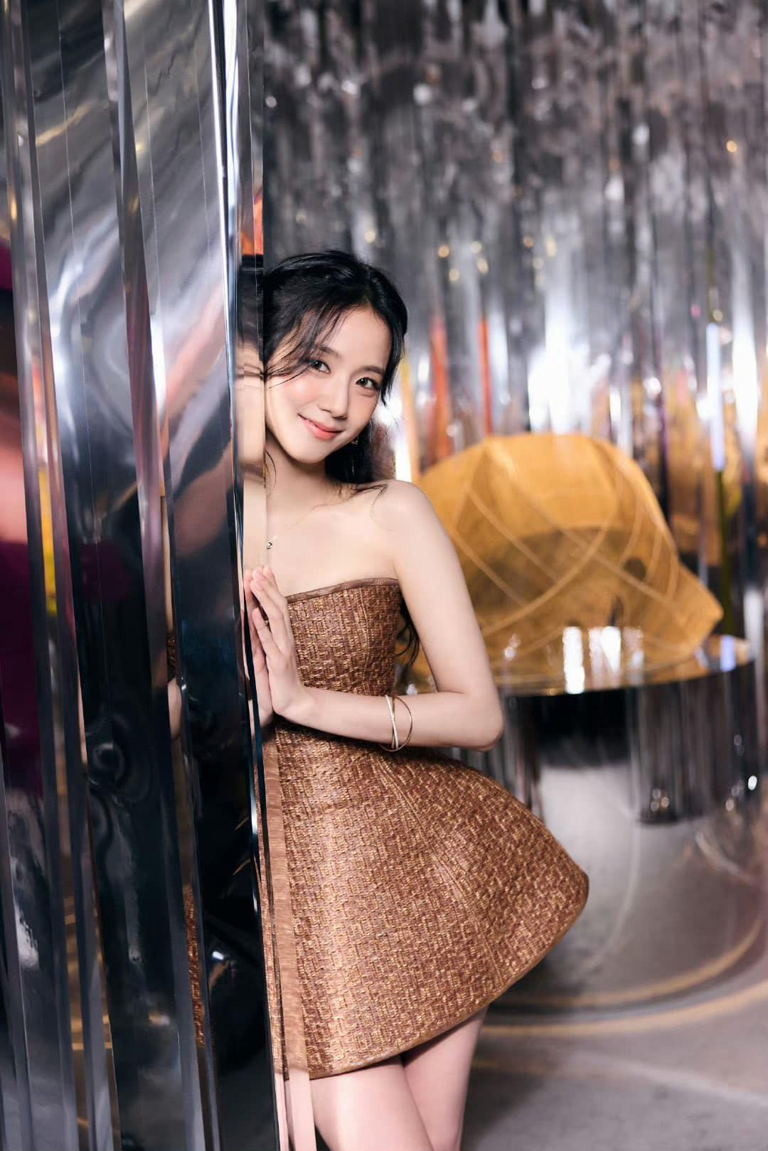 Sau lần cameo trong Thanh Gươm Trừ Tà, Jisoo sẽ chính thức ra mắt màn ảnh rộng với Toàn Trí Độc Giả. Phim dự kiến công chiếu vào mùa Hè năm sau. Sau lần cameo trong Thanh Gươm Trừ Tà, Jisoo sẽ chính thức ra mắt màn ảnh rộng với Toàn Trí Độc Giả. Phim dự kiến công chiếu vào mùa Hè năm sau.