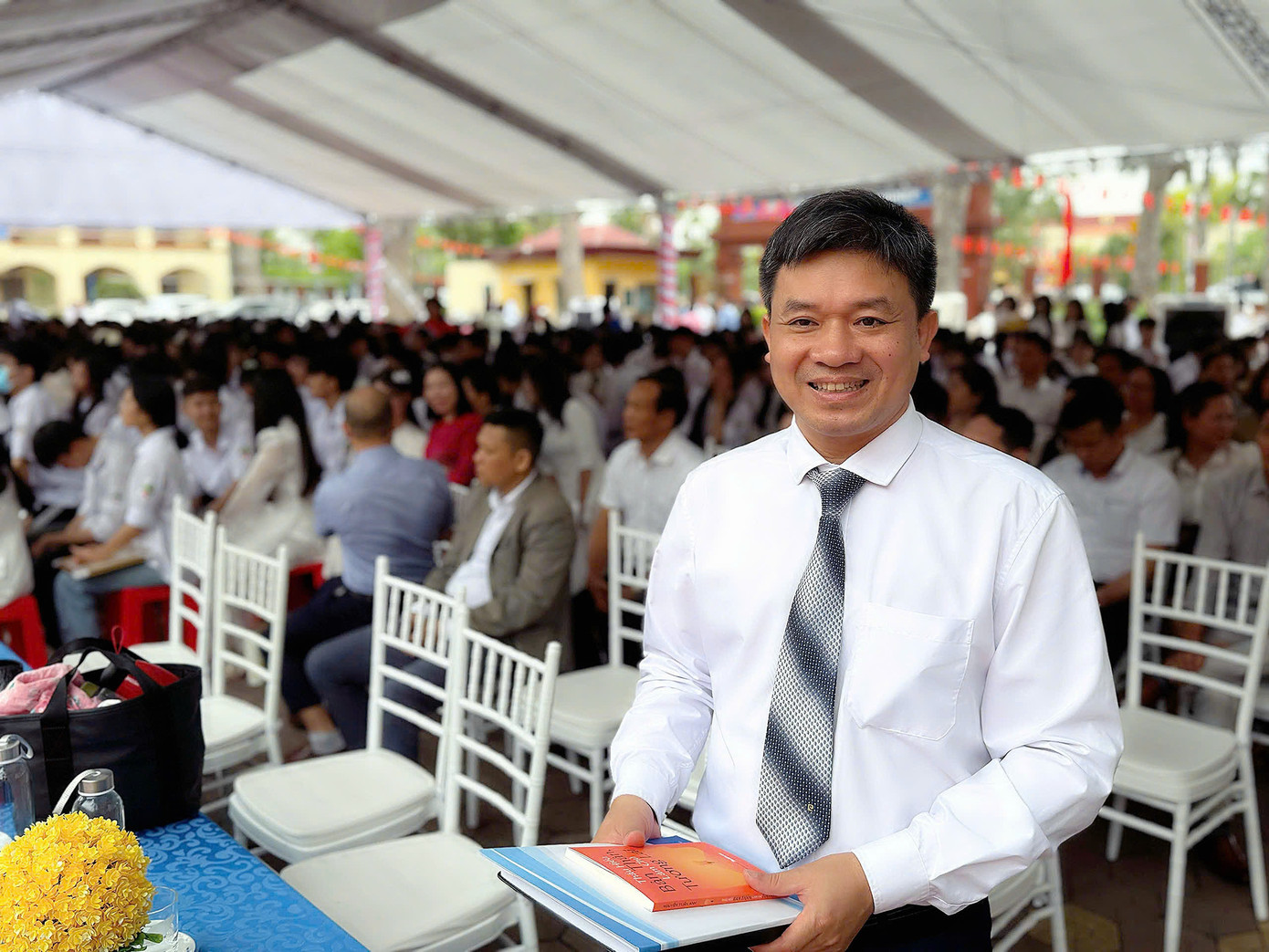 Thầy Lê Xuân Nguyên - Hiệu trưởng Trường THPT Thanh Hà tại lễ tổng kết năm học.