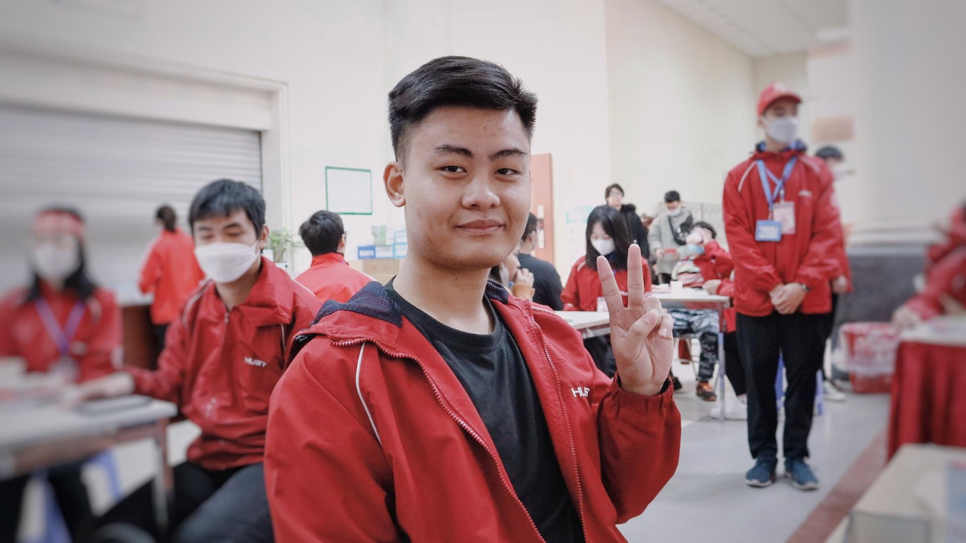 Vũ Thành Long là sinh viên năm 2, cũng là thành viên của đội sinh viên tình nguyện khoa Cơ khí Động lực (Đại học Bách khoa Hà Nội) đã có 2 lần tham gia hiến máu.