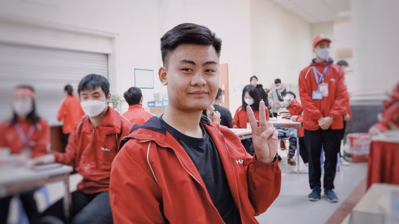 Vũ Thành Long là sinh viên năm 2, cũng là thành viên của đội sinh viên tình nguyện khoa Cơ khí Động lực (Đại học Bách khoa Hà Nội) đã có 2 lần tham gia hiến máu. Vũ Thành Long là sinh viên năm 2, cũng là thành viên của đội sinh viên tình nguyện khoa Cơ khí Động lực (Đại học Bách khoa Hà Nội) đã có 2 lần tham gia hiến máu.