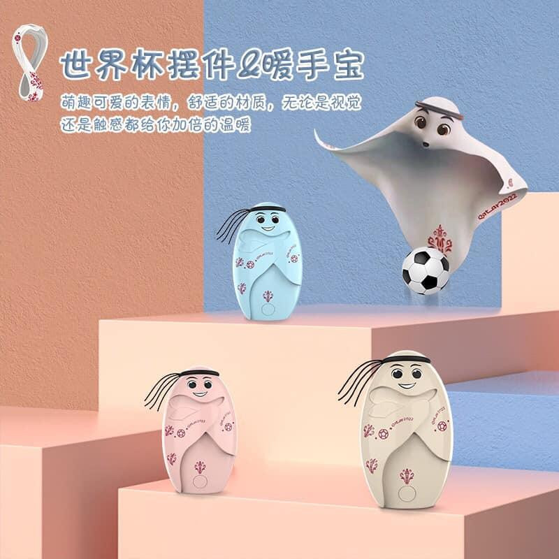 Ở Trung Quốc, La&apos;eeb được gọi với cái tên &quot;Tiền Tiền&quot;, không chỉ được sản xuất với phiên bản móc khóa, mô hình... mà có cả máy sưởi ấm hình La&apos;eeb.