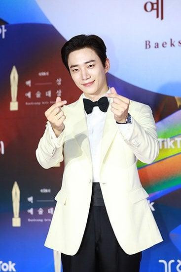 Lee Junho (2PM) tựa như một bạch mã hoàng tử trong bộ suit trắng.