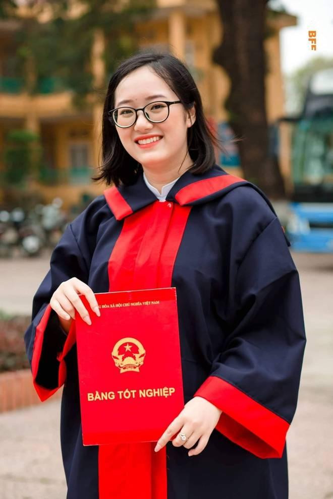 Trước khi giành được điểm 10 môn Lịch sử trong kỳ thi tốt nghiệp THPT Quốc gia 2022, Thu Uyên cũng từng đạt điểm 10 môn học này trong một lần thi thử. Ảnh: Zing News Trước khi giành được điểm 10 môn Lịch sử trong kỳ thi tốt nghiệp THPT Quốc gia 2022, Thu Uyên cũng từng đạt điểm 10 môn học này trong một lần thi thử. Ảnh: Zing News