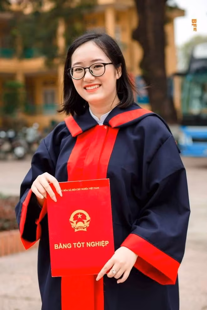 Trước khi giành được điểm 10 môn Lịch sử trong kỳ thi tốt nghiệp THPT Quốc gia 2022, Thu Uyên cũng từng đạt điểm 10 môn học này trong một lần thi thử. Ảnh: Zing News