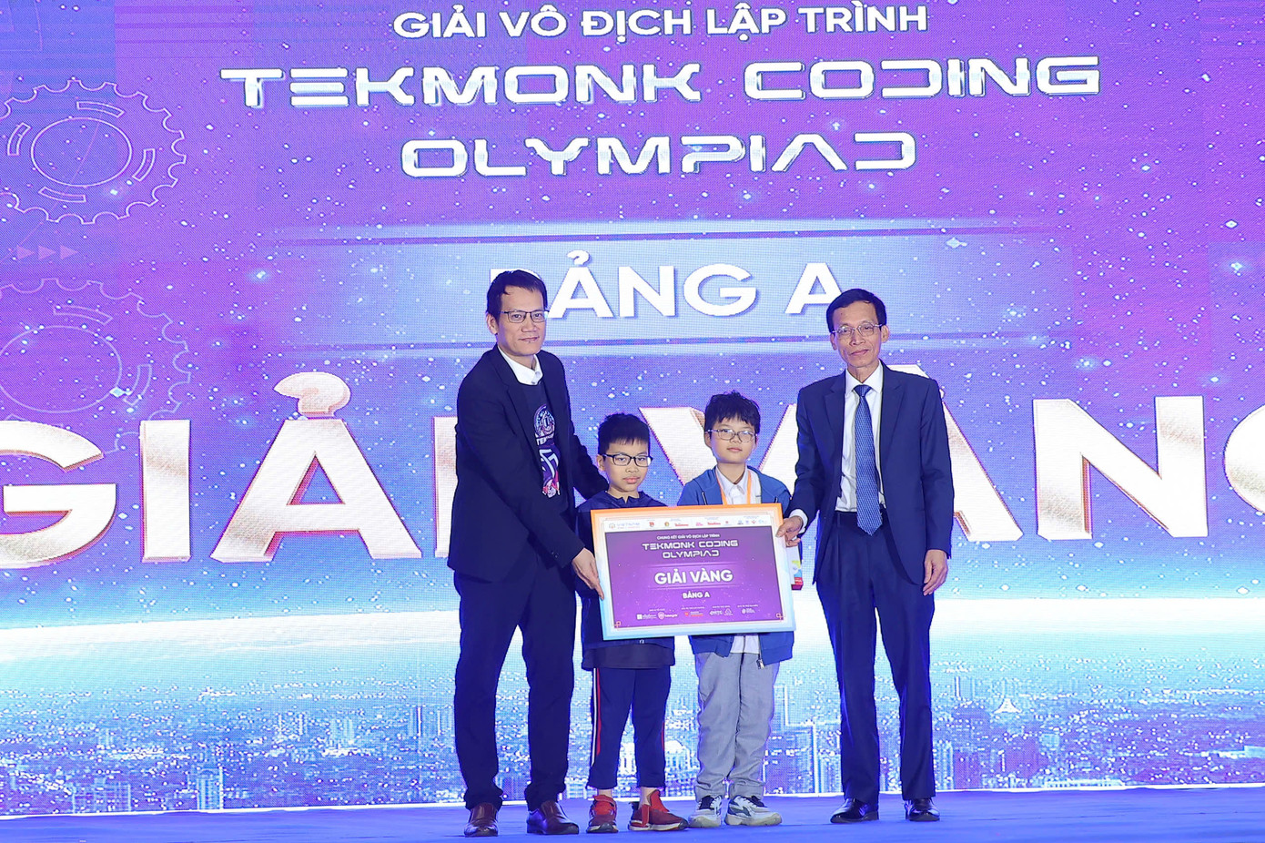 Thí sinh được chia làm 4 bảng đấu. Mỗi bảng đấu có 2 giải Vàng, 2 giải Bạc, 2 giải Đồng, 10 giải Khuyến Khích và 12 giải Tài Năng. Thí sinh được chia làm 4 bảng đấu. Mỗi bảng đấu có 2 giải Vàng, 2 giải Bạc, 2 giải Đồng, 10 giải Khuyến Khích và 12 giải Tài Năng.