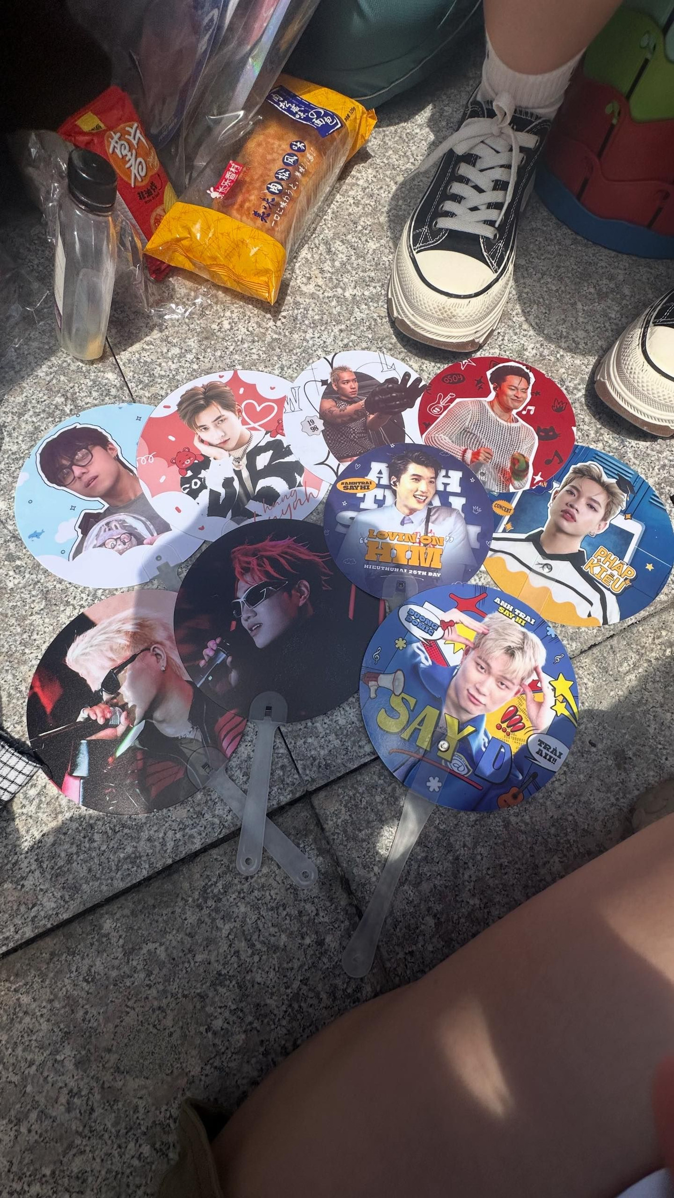 Đi concert ATSH không thể thiếu màn "săn gift" từ các nhà. Nguồn: @incoldani Đi concert ATSH không thể thiếu màn "săn gift" từ các nhà. Nguồn: @incoldani