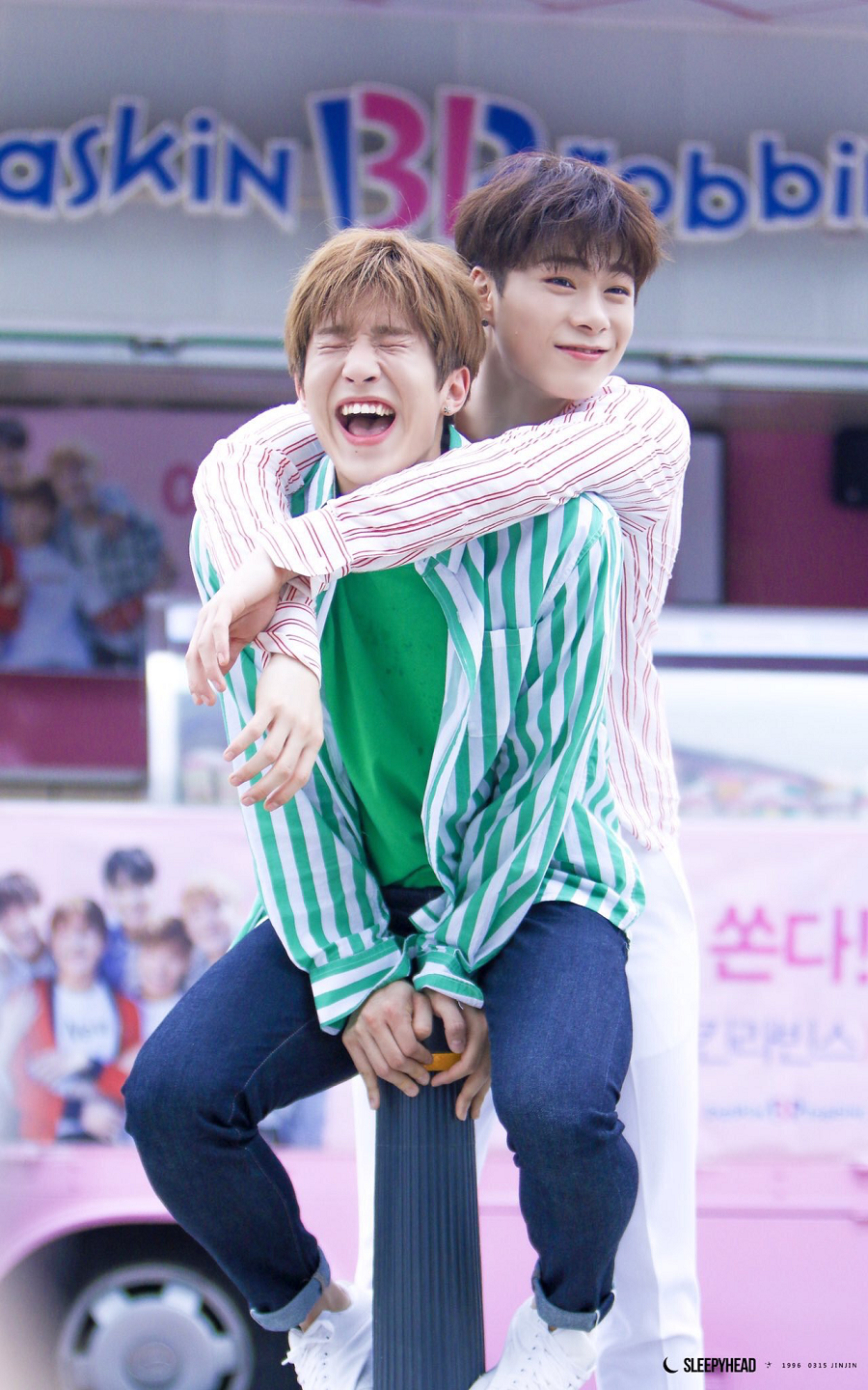 JinJin (áo xanh) - Moonbin (áo kẻ đỏ) JinJin (áo xanh) - Moonbin (áo kẻ đỏ)