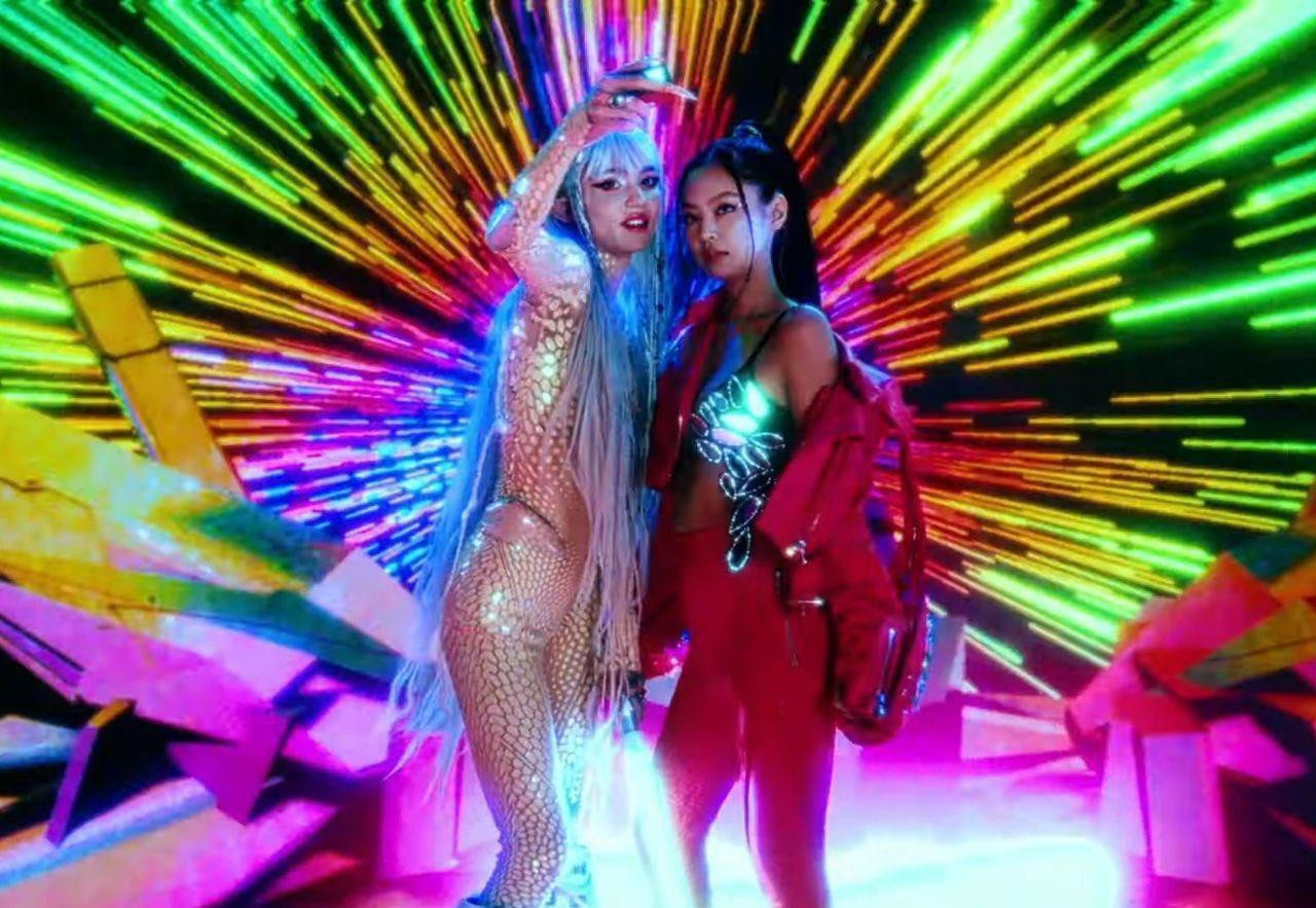 Sắc vóc lẫn thần thái không kém cạnh Grimes khi chung khung hình của Jennie.