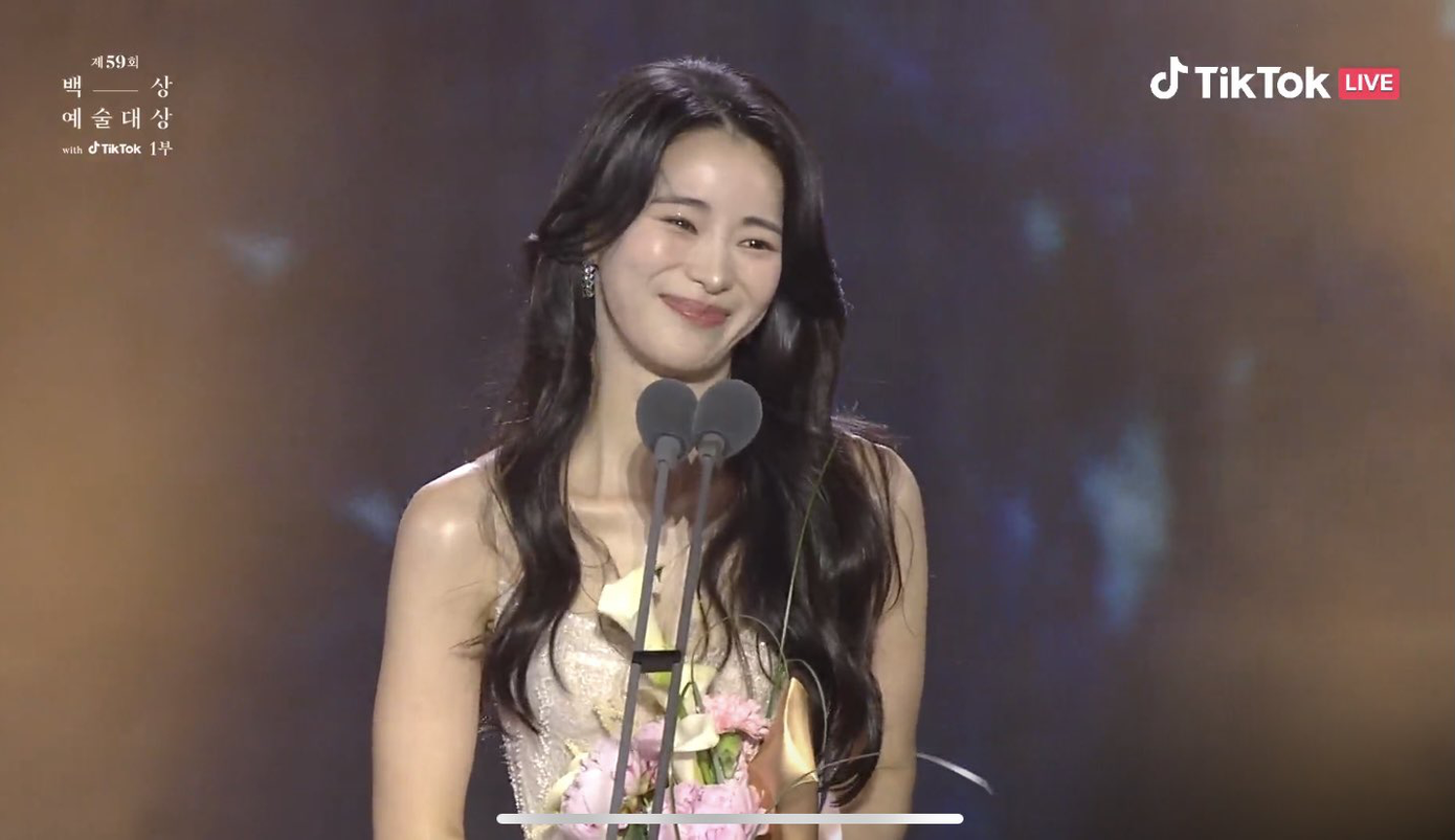 Sự dịu dàng của Lim Ji Yeon khiến người xem gục ngã. Sự dịu dàng của Lim Ji Yeon khiến người xem gục ngã.