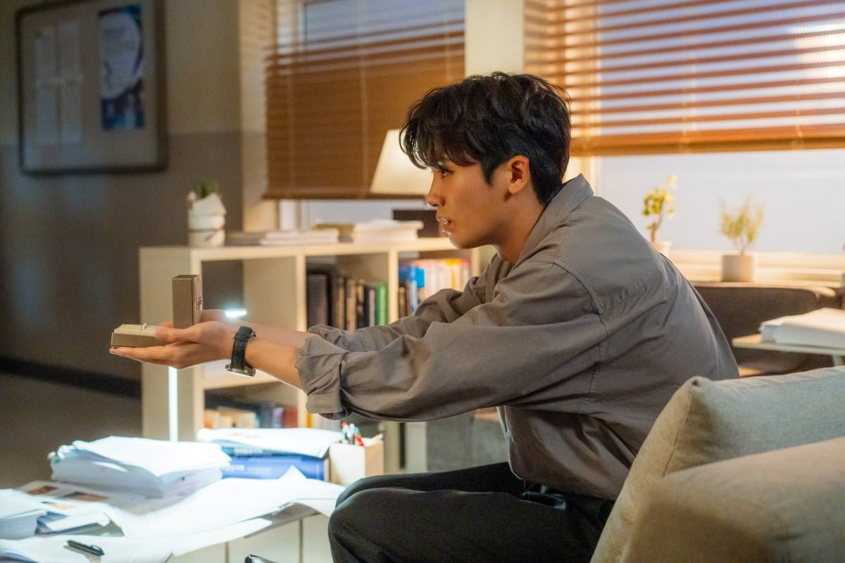 Đây có lẽ là lúc Jung Woo tập tành nói lời cầu hôn.