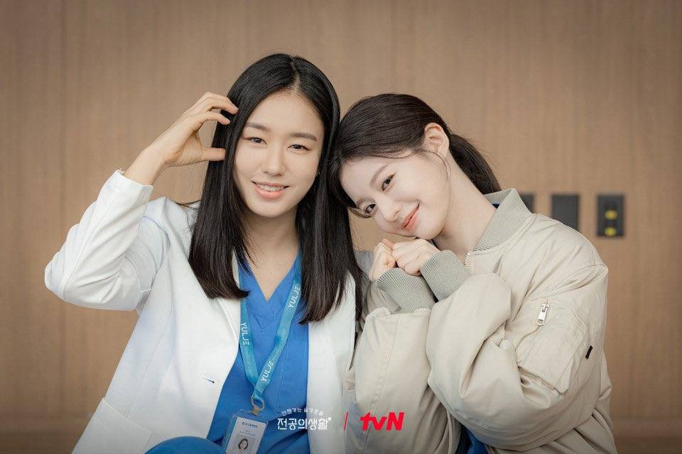 Hai "nạn nhân" của Eun Won gặp nhau ở tập 2 của Resident Playbook. Hai "nạn nhân" của Eun Won gặp nhau ở tập 2 của Resident Playbook.