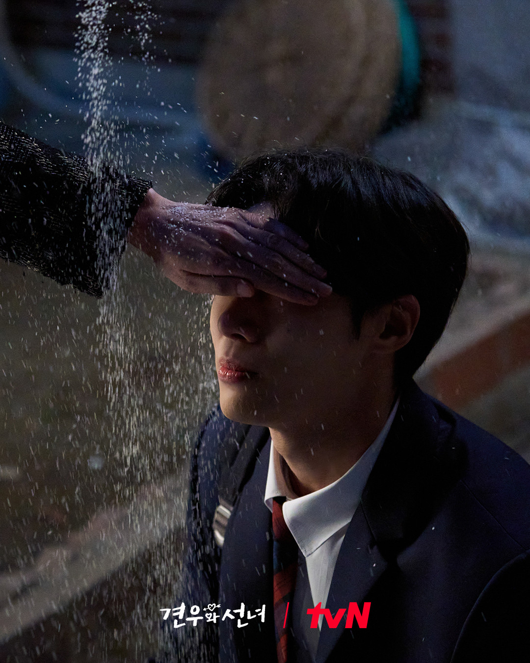 Yeom Hwa đã đến tận nhà và làm phép với Gyeon U, không rõ thiện chí hay ác ý. Yeom Hwa đã đến tận nhà và làm phép với Gyeon U, không rõ thiện chí hay ác ý.