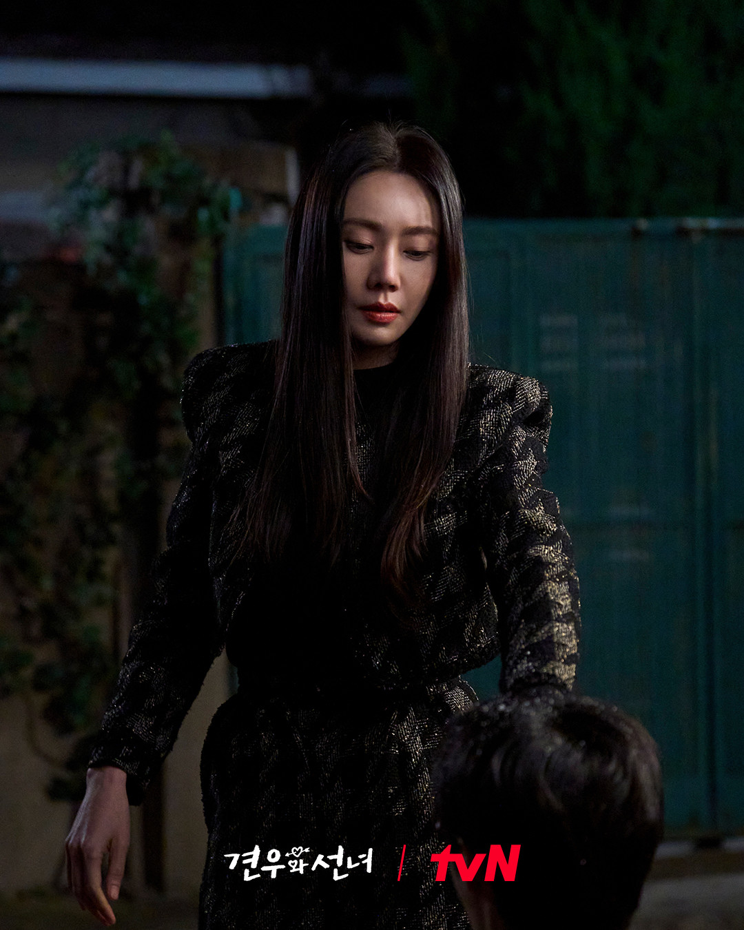 Yeom Hwa đã đến tận nhà và làm phép với Gyeon U, không rõ thiện chí hay ác ý. Yeom Hwa đã đến tận nhà và làm phép với Gyeon U, không rõ thiện chí hay ác ý.