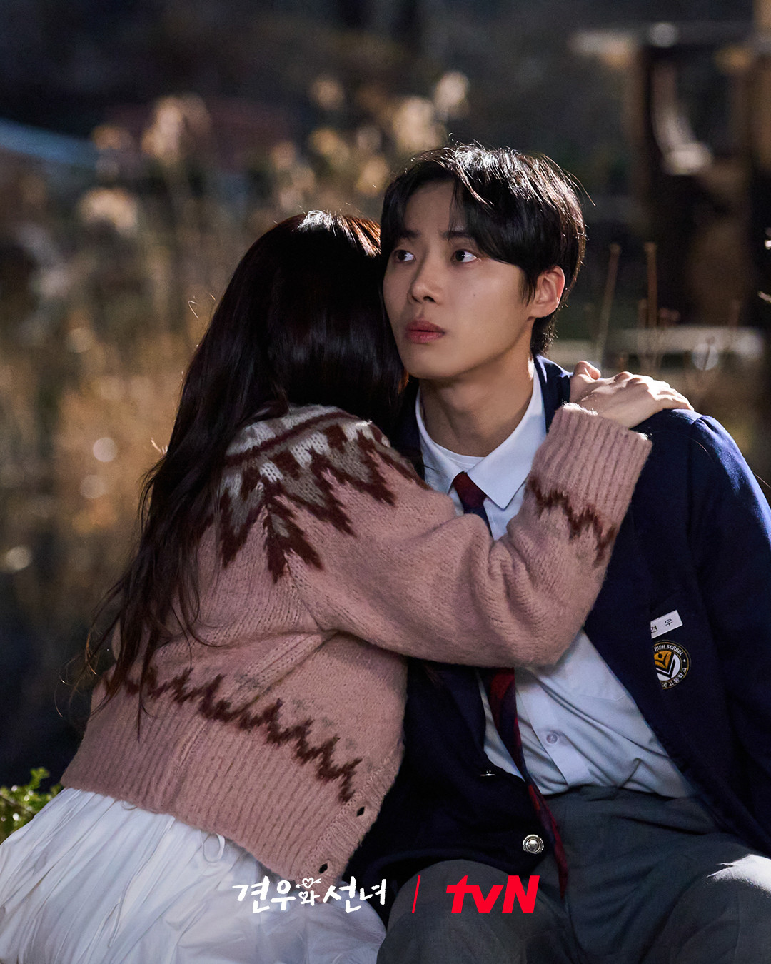 Ảnh still cut tập mới có đoạn Seong A hốt hoảng nhìn về đâu đó, rồi ôm lấy Gyeon U. Suy đoán, cô vẫn vẽ bùa chú lên người để biến bản thân thành bùa hộ mệnh di động của anh, ôm lấy Gyeon U vì nhìn thấy xung quanh có ma đeo bám. Ảnh still cut tập mới có đoạn Seong A hốt hoảng nhìn về đâu đó, rồi ôm lấy Gyeon U. Suy đoán, cô vẫn vẽ bùa chú lên người để biến bản thân thành bùa hộ mệnh di động của anh, ôm lấy Gyeon U vì nhìn thấy xung quanh có ma đeo bám.