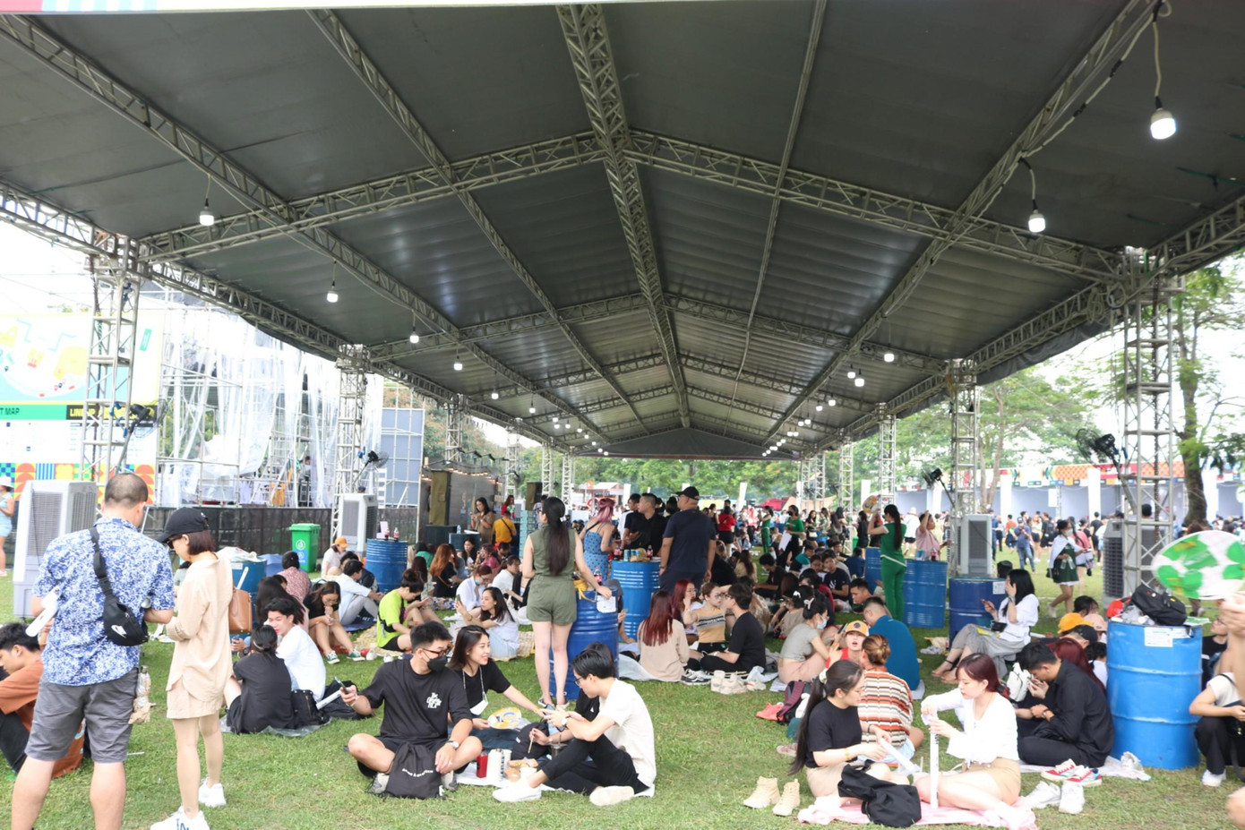 Các bạn trẻ có mặt tại sự kiện đã trải thảm trò chuyện, nghỉ ngơi trước khi lễ hội âm nhạc chính thức diễn ra vào chiều tối cùng ngày.