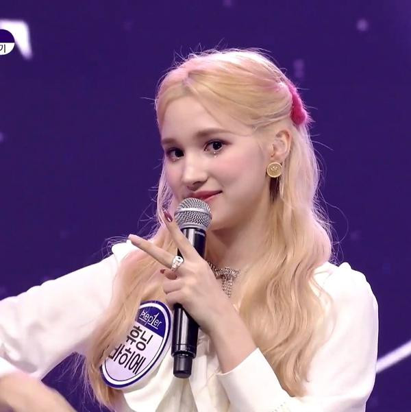 Phần lớn cư dân mạng đều khen ngợi Bahiyyih rất hợp với tóc vàng. Phần lớn cư dân mạng đều khen ngợi Bahiyyih rất hợp với tóc vàng.