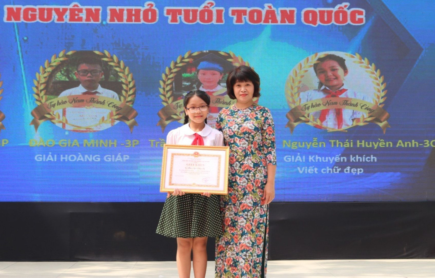 Trần Ngọc Khuê Tú, cô bạn học sinh lớp 5E là người sở hữu nhiều giải thưởng nhất tại lễ bế giảng.