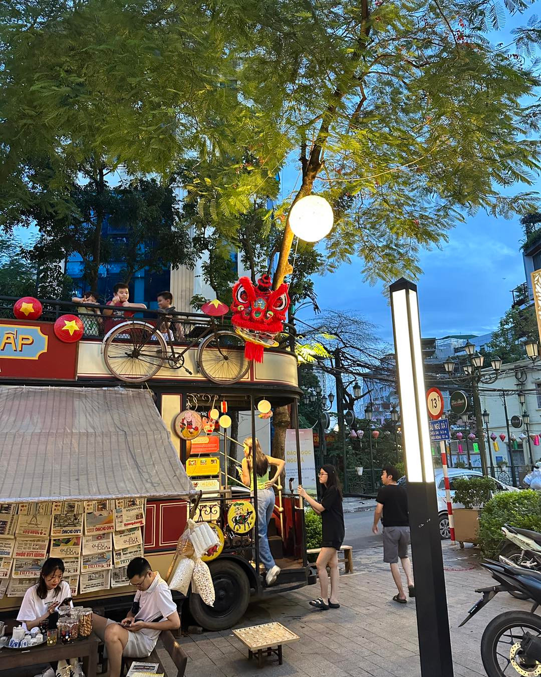 "Toa bao cấp" được thay áo mới dịp Trung thu. - Ảnh: Page Tuyến tàu điện Số 6. "Toa bao cấp" được thay áo mới dịp Trung thu. - Ảnh: Page Tuyến tàu điện Số 6.