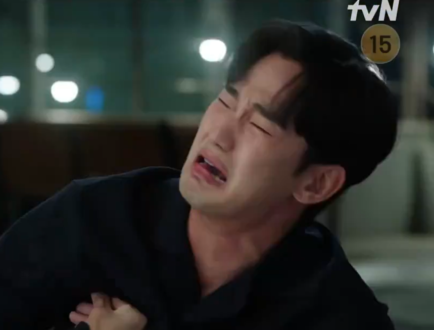 Queen of Tears nhưng chưa thấy giọt nước mắt nào của "nữ hoàng" Hae In mà Hyun Woo đã khóc hết nước mắt vì uất ức. Queen of Tears nhưng chưa thấy giọt nước mắt nào của "nữ hoàng" Hae In mà Hyun Woo đã khóc hết nước mắt vì uất ức.