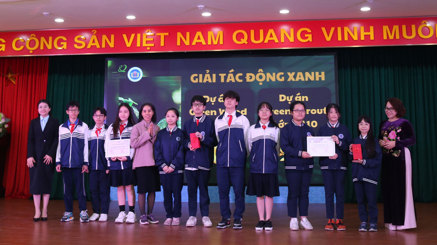 Giải thưởng cao nhất - Tác động Xanh đã gọi tên "Green Sprout" của tập thể lớp 8A10 và "Green Wood" (Tái chế giấy thành vở mới" của lớp 6A2. Giải thưởng cao nhất - Tác động Xanh đã gọi tên "Green Sprout" của tập thể lớp 8A10 và "Green Wood" (Tái chế giấy thành vở mới" của lớp 6A2.