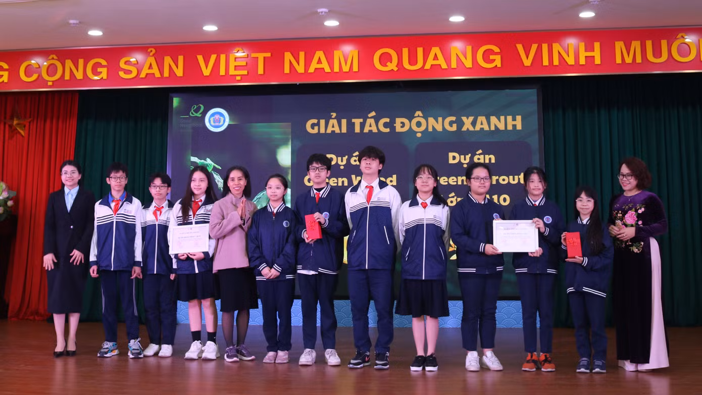 Giải thưởng cao nhất - Tác động Xanh đã gọi tên "Green Sprout" của tập thể lớp 8A10 và "Green Wood" (Tái chế giấy thành vở mới" của lớp 6A2.