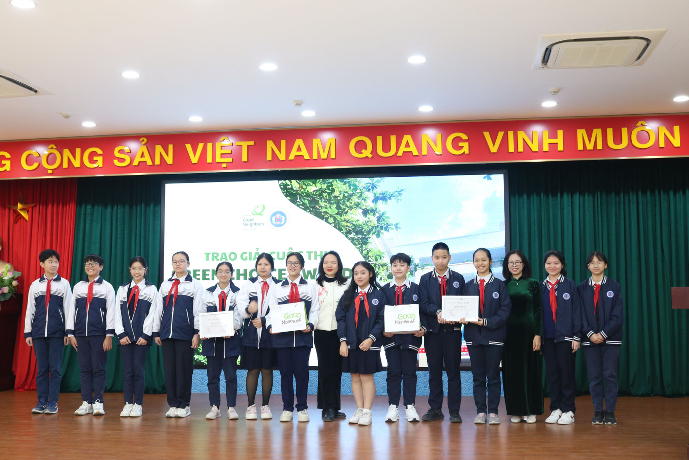 Tập thể lớp 7A1 và 7A2 là 2 đội thi xuất sắc trong cuộc thi Green Choice Awards, có đóng góp tích cực trong việc truyền thông và vận hành trạm thu gom và phân loại rác thải. Tập thể lớp 7A1 và 7A2 là 2 đội thi xuất sắc trong cuộc thi Green Choice Awards, có đóng góp tích cực trong việc truyền thông và vận hành trạm thu gom và phân loại rác thải.