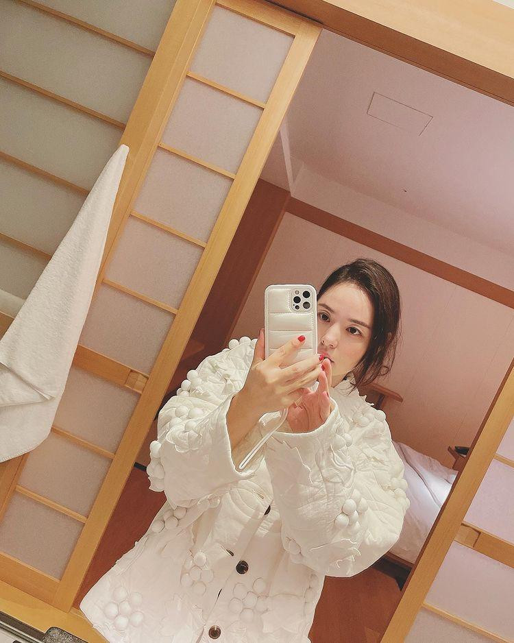 Loạt ảnh mới được Min Hyo Rin đăng tải trên Instagram cá nhân không có bất kỳ dấu hiệu nào cho thấy tình cảm của cô và chồng "có biến". Loạt ảnh mới được Min Hyo Rin đăng tải trên Instagram cá nhân không có bất kỳ dấu hiệu nào cho thấy tình cảm của cô và chồng "có biến".