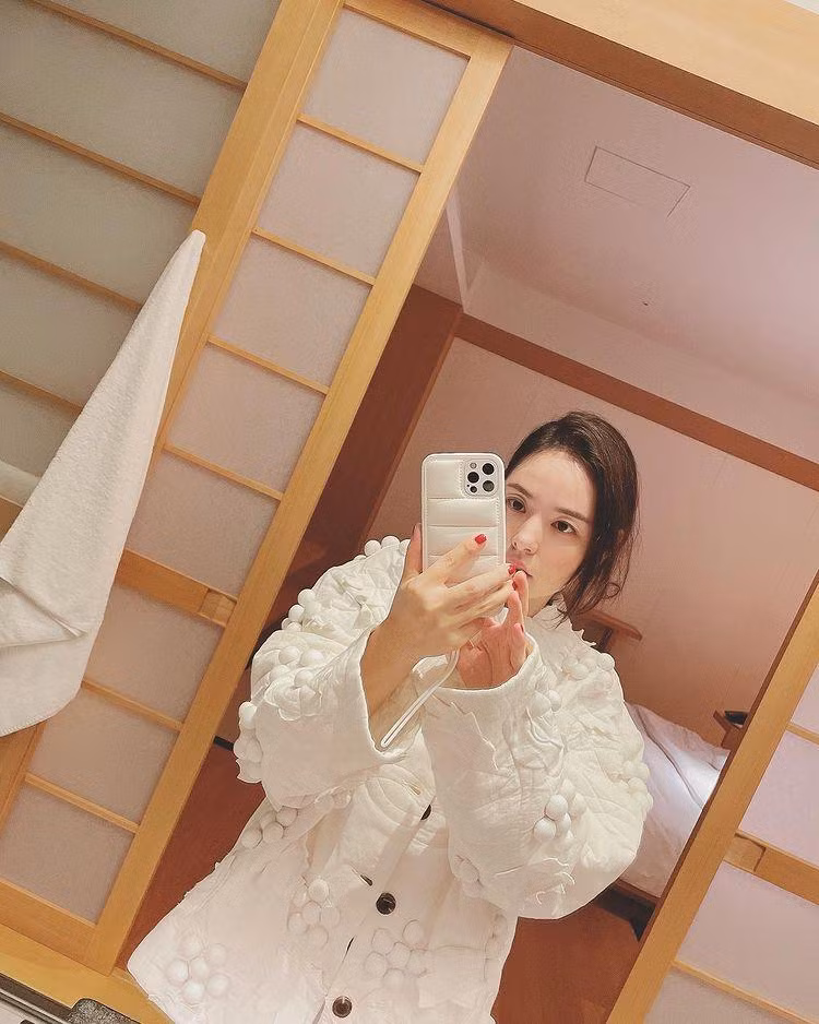 Loạt ảnh mới được Min Hyo Rin đăng tải trên Instagram cá nhân không có bất kỳ dấu hiệu nào cho thấy tình cảm của cô và chồng "có biến". Loạt ảnh mới được Min Hyo Rin đăng tải trên Instagram cá nhân không có bất kỳ dấu hiệu nào cho thấy tình cảm của cô và chồng "có biến".