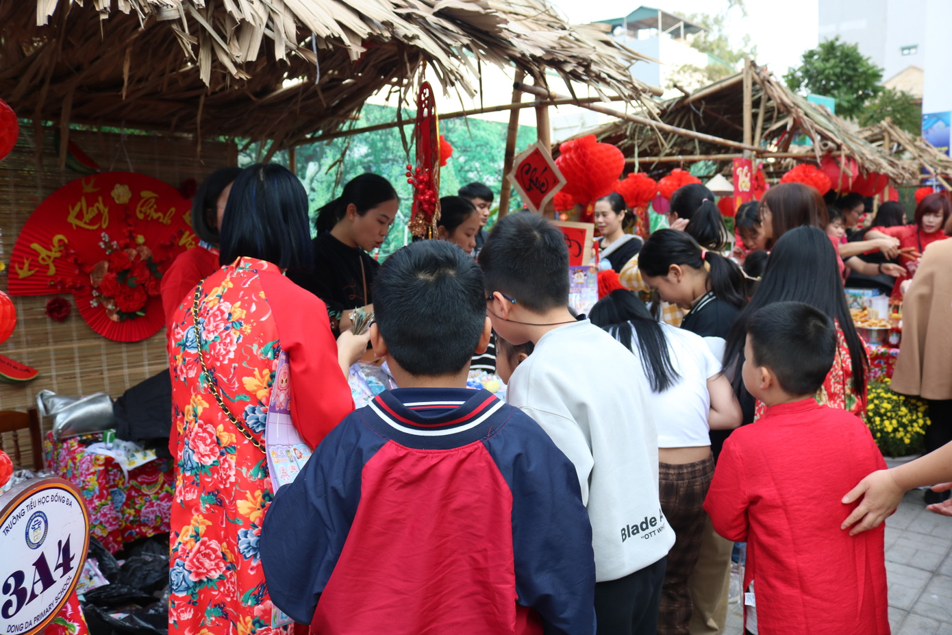 Sân trường Tiểu học Đống Đa nhộn nhịp, tấp nập. Sân trường Tiểu học Đống Đa nhộn nhịp, tấp nập.
