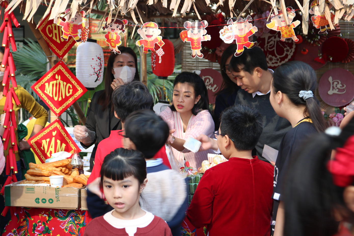 Sân trường Tiểu học Đống Đa nhộn nhịp, tấp nập. Sân trường Tiểu học Đống Đa nhộn nhịp, tấp nập.