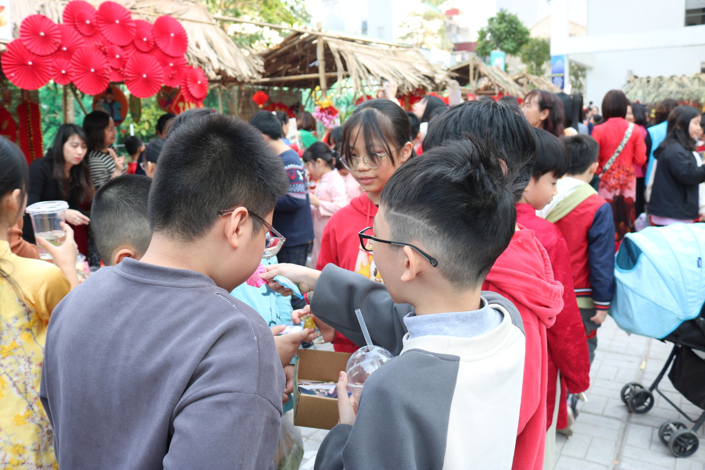 Hội chợ Xuân 2025 của trường Tiểu học Đống Đa là nơi xuất hiện của những "nhà buôn nhí" gặp "giá nào cũng bán", với phương châm vui là chính. Hội chợ Xuân 2025 của trường Tiểu học Đống Đa là nơi xuất hiện của những "nhà buôn nhí" gặp "giá nào cũng bán", với phương châm vui là chính.