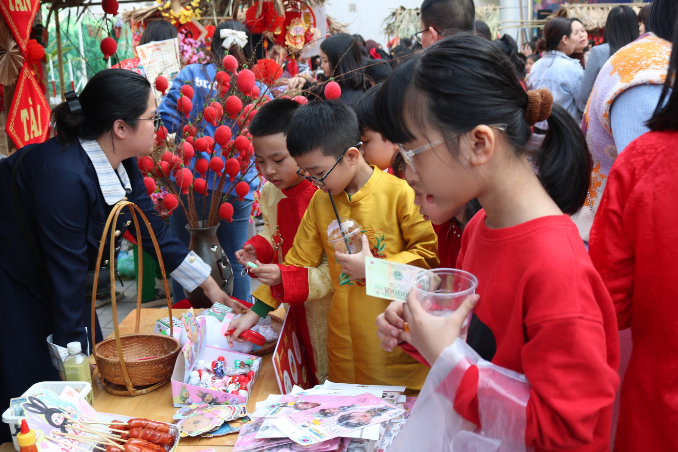 Hội chợ Xuân 2025 của trường Tiểu học Đống Đa là nơi xuất hiện của những "nhà buôn nhí" gặp "giá nào cũng bán", với phương châm vui là chính. Hội chợ Xuân 2025 của trường Tiểu học Đống Đa là nơi xuất hiện của những "nhà buôn nhí" gặp "giá nào cũng bán", với phương châm vui là chính.