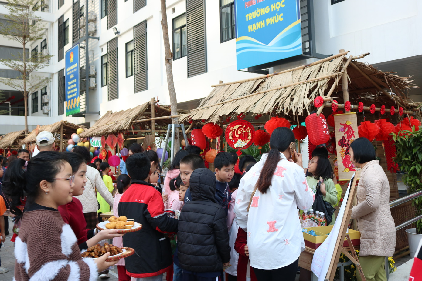 Sân trường Tiểu học Đống Đa nhộn nhịp, tấp nập. Sân trường Tiểu học Đống Đa nhộn nhịp, tấp nập.
