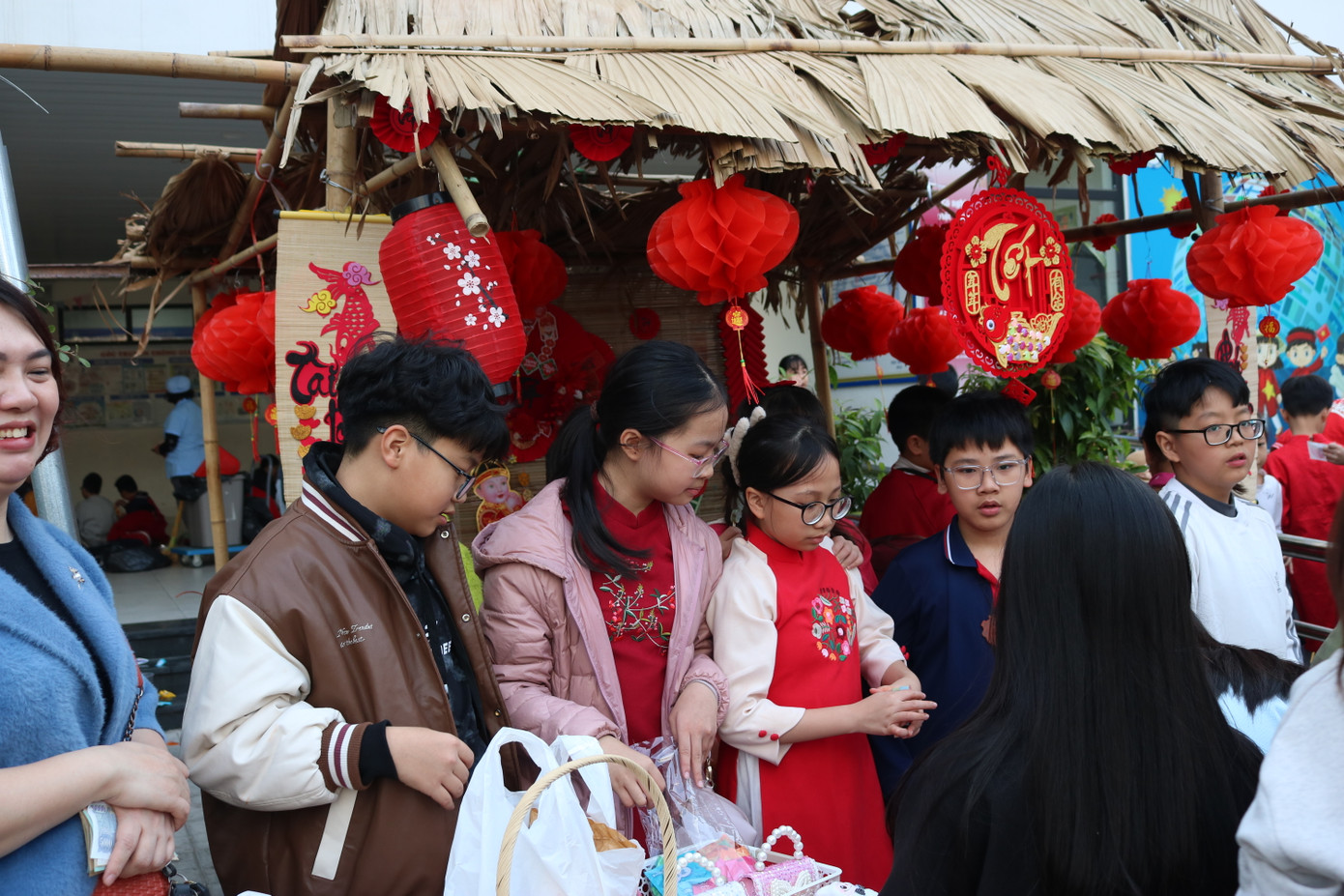 Hội chợ Xuân 2025 của trường Tiểu học Đống Đa là nơi xuất hiện của những "nhà buôn nhí" gặp "giá nào cũng bán", với phương châm vui là chính. Hội chợ Xuân 2025 của trường Tiểu học Đống Đa là nơi xuất hiện của những "nhà buôn nhí" gặp "giá nào cũng bán", với phương châm vui là chính.