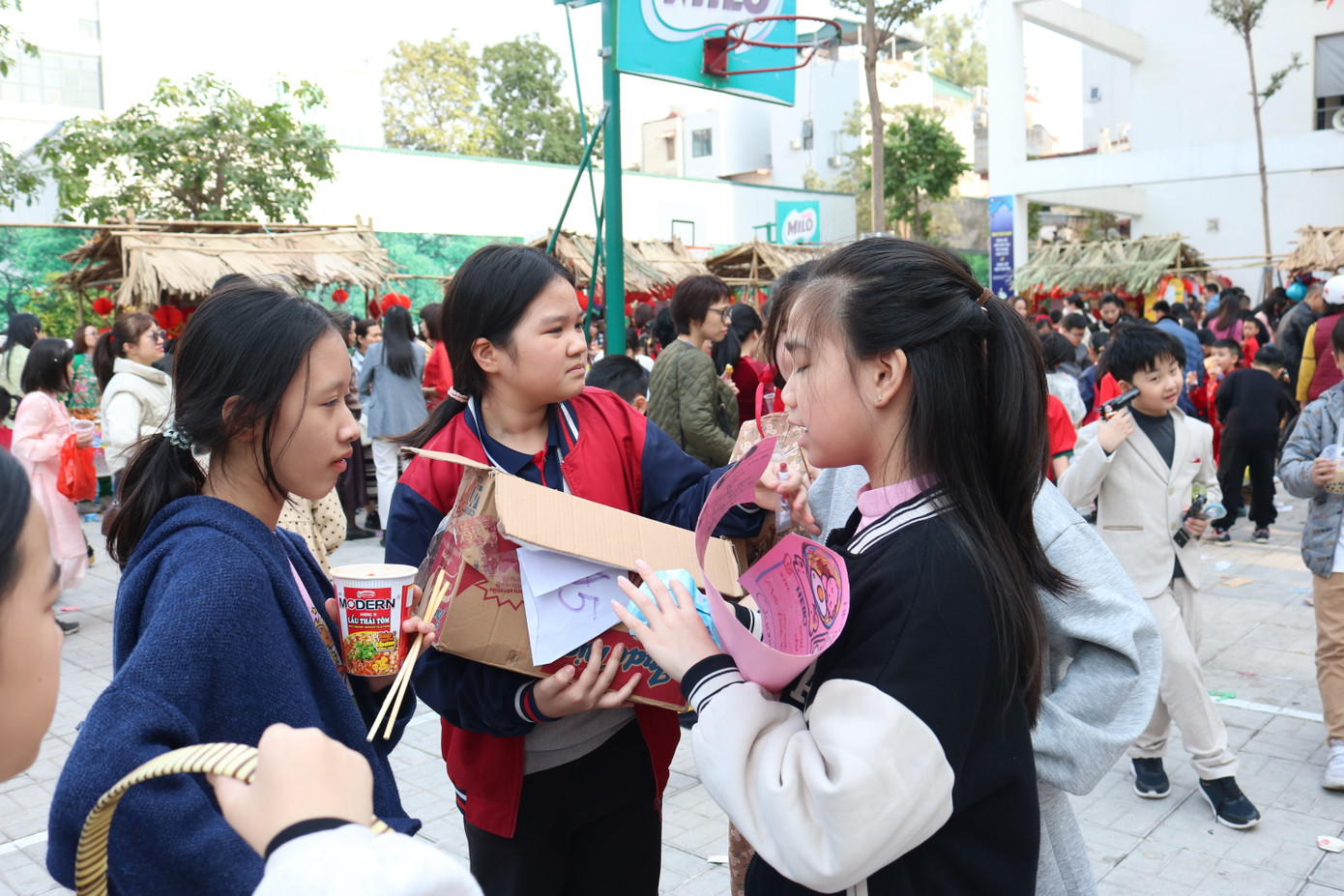 Hội chợ Xuân 2025 của trường Tiểu học Đống Đa là nơi xuất hiện của những "nhà buôn nhí" gặp "giá nào cũng bán", với phương châm vui là chính. Hội chợ Xuân 2025 của trường Tiểu học Đống Đa là nơi xuất hiện của những "nhà buôn nhí" gặp "giá nào cũng bán", với phương châm vui là chính.