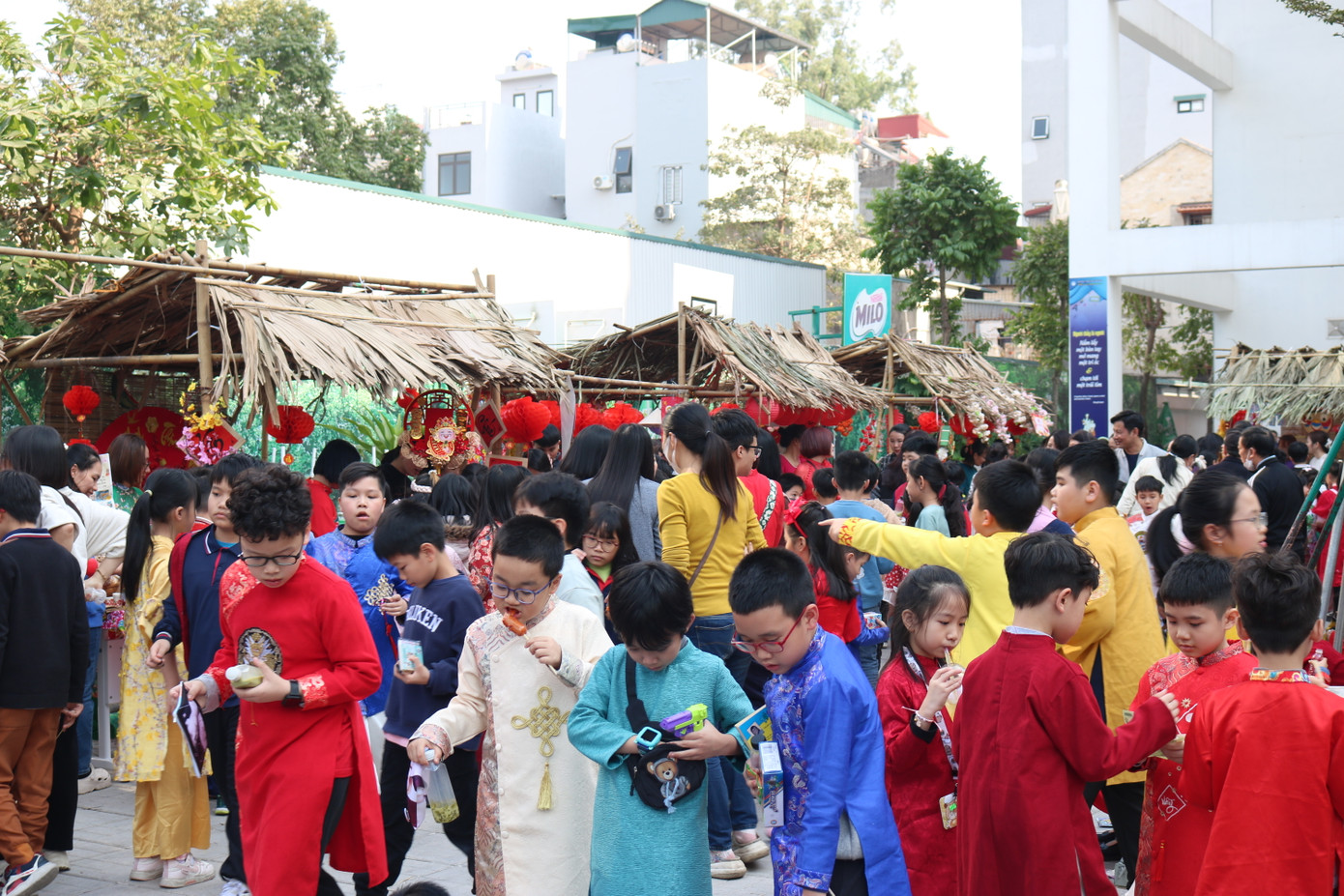 Sân trường Tiểu học Đống Đa nhộn nhịp, tấp nập. Sân trường Tiểu học Đống Đa nhộn nhịp, tấp nập.