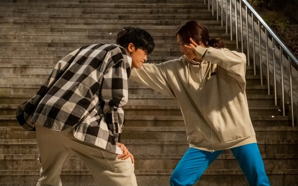 Nết hơn thua ngấm trong máu từ thời trung học, Jung Woo - Ha Neul tái ngộ ở cương vị người thuê và con gái chủ nhà, hành trình chữa lành và vượt qua nốt trầm đời mình của bộ đôi hứa hẹn sẽ còn hàng tá màn chí chóe cười ra nước mắt trong những tập tới.