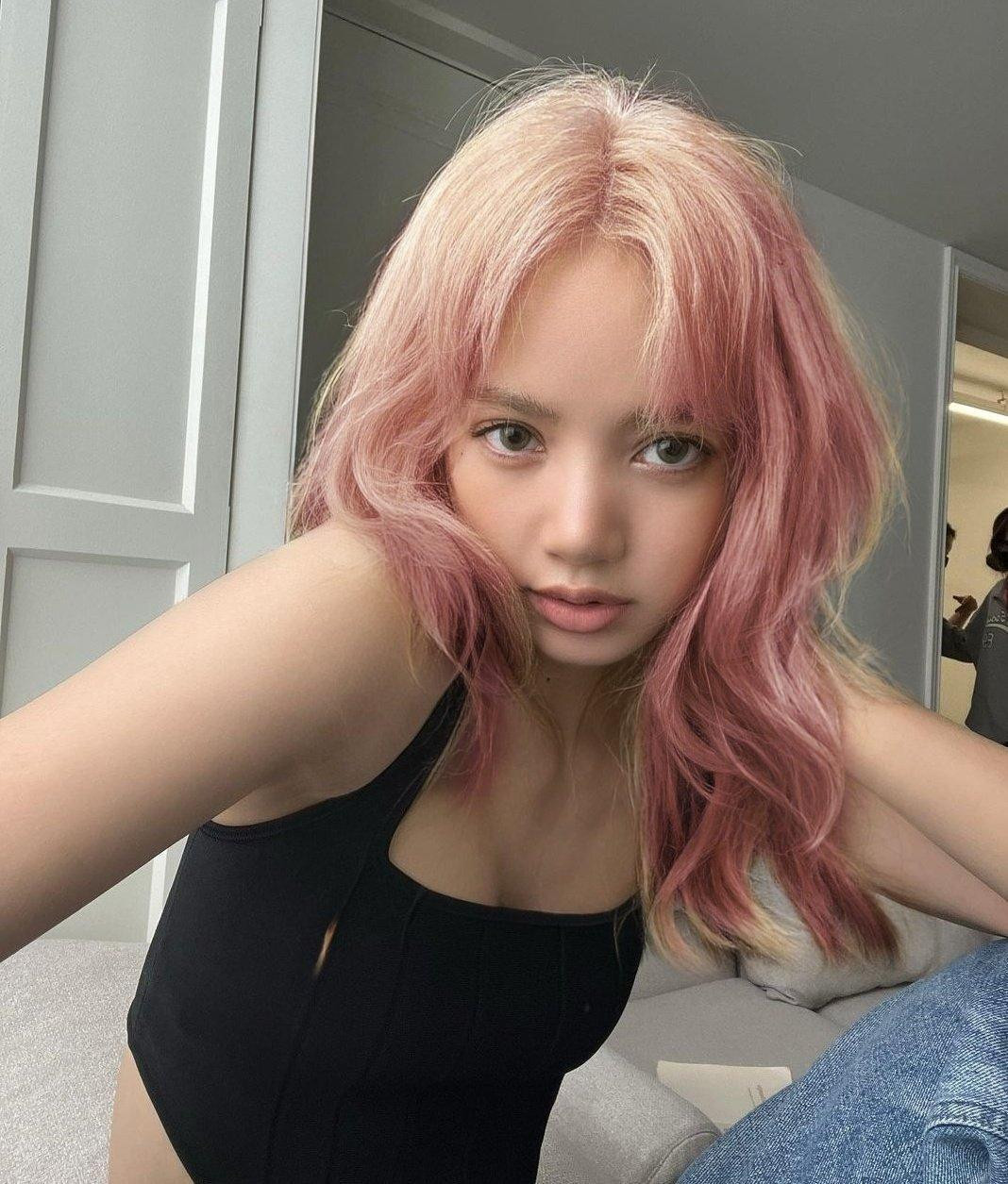 Một fan tiện tay nhuộm hồng mái tóc cho Lisa. - Ảnh: LSMTRENDS Một fan tiện tay nhuộm hồng mái tóc cho Lisa. - Ảnh: LSMTRENDS