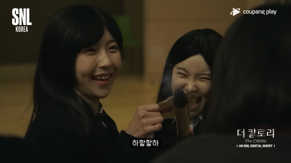 Joo Hyun Young đóng vai Park Yeon Jin, nướng mực khô bằng máy làm tóc. Joo Hyun Young đóng vai Park Yeon Jin, nướng mực khô bằng máy làm tóc.