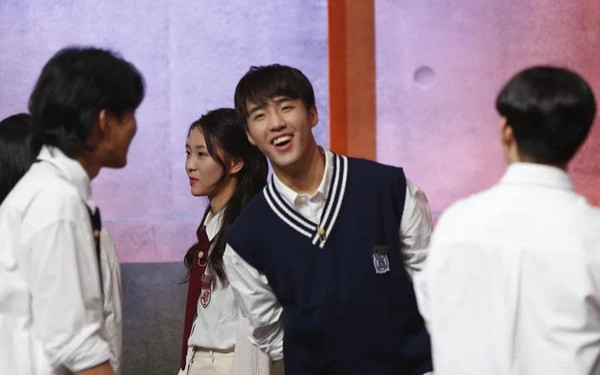 Là anh lớn của SNU team, Hyunbin trở thành trụ cột được 3 người em tin tưởng, cũng là người mà đội bạn không muốn đối kháng. Là anh lớn của SNU team, Hyunbin trở thành trụ cột được 3 người em tin tưởng, cũng là người mà đội bạn không muốn đối kháng.