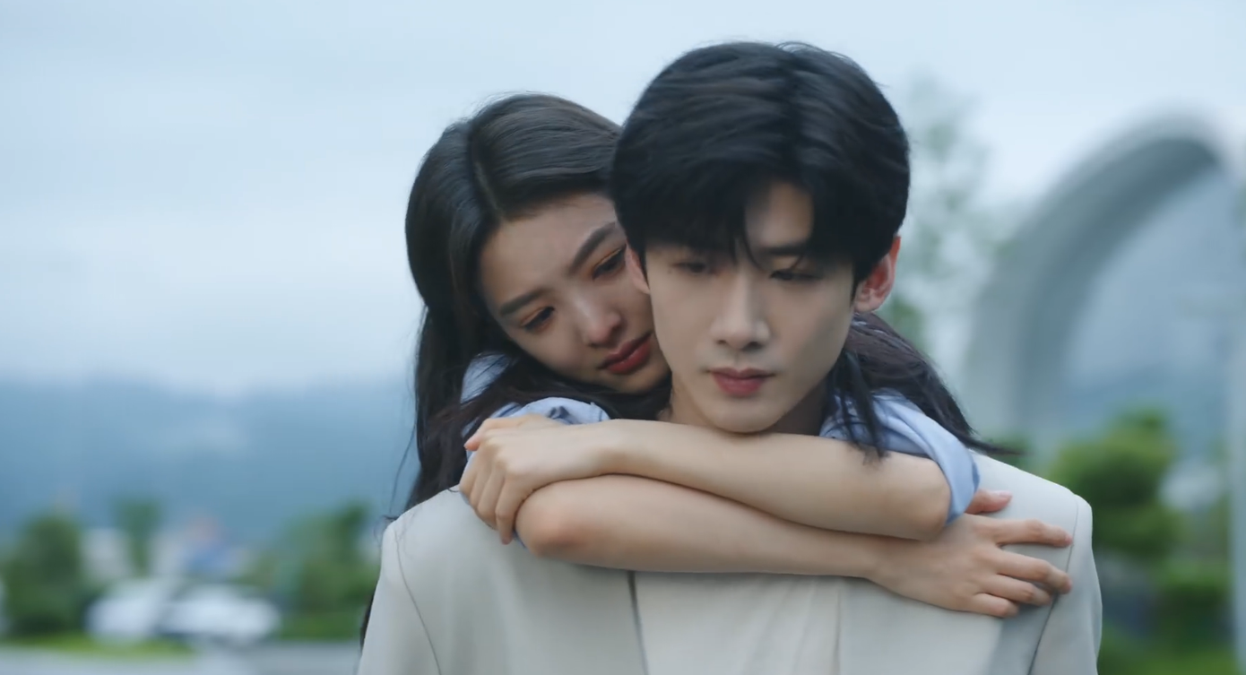 Đoạn tuyệt với mẹ, nhưng Ôn Dĩ Phàm cũng đau xé lòng. Cô rời đi cùng Tang Diên, ánh mắt vẫn không nhịn được mà nhìn theo bóng lưng bà khuất xa. Đoạn tuyệt với mẹ, nhưng Ôn Dĩ Phàm cũng đau xé lòng. Cô rời đi cùng Tang Diên, ánh mắt vẫn không nhịn được mà nhìn theo bóng lưng bà khuất xa.