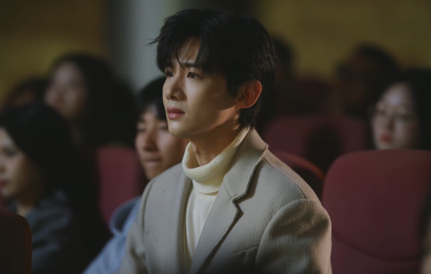 Cuối tập 30 của Khó Dỗ Dành là cảnh Tang Diên tới xem biểu diễn tất niên của Ôn Dĩ Phàm. Cô nhớ dáng vẻ chăm chú xem cô múa của anh thời cấp 3, muốn dành tiết mục này làm món quà năm mới bất ngờ tặng anh. Cuối tập 30 của Khó Dỗ Dành là cảnh Tang Diên tới xem biểu diễn tất niên của Ôn Dĩ Phàm. Cô nhớ dáng vẻ chăm chú xem cô múa của anh thời cấp 3, muốn dành tiết mục này làm món quà năm mới bất ngờ tặng anh.