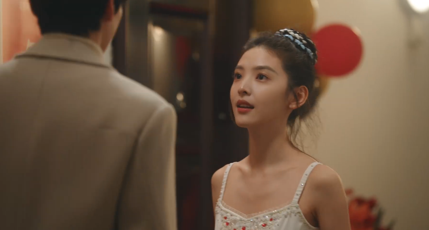 Cuối tập 30 của Khó Dỗ Dành là cảnh Tang Diên tới xem biểu diễn tất niên của Ôn Dĩ Phàm. Cô nhớ dáng vẻ chăm chú xem cô múa của anh thời cấp 3, muốn dành tiết mục này làm món quà năm mới bất ngờ tặng anh. Cuối tập 30 của Khó Dỗ Dành là cảnh Tang Diên tới xem biểu diễn tất niên của Ôn Dĩ Phàm. Cô nhớ dáng vẻ chăm chú xem cô múa của anh thời cấp 3, muốn dành tiết mục này làm món quà năm mới bất ngờ tặng anh.