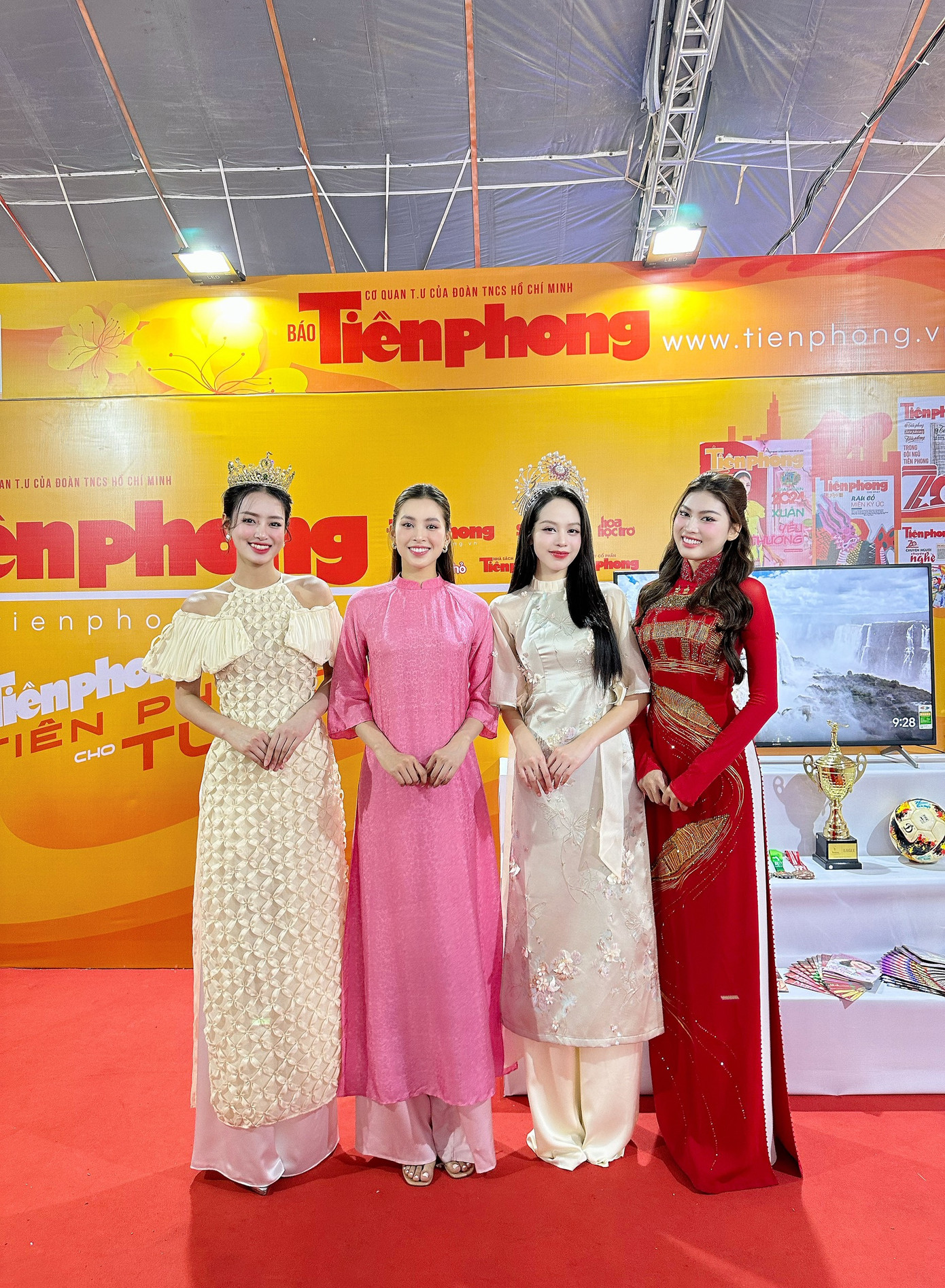 Á hậu 1 Miss Grand Vietnam 2023 Bùi Khánh Linh, Hoa hậu Việt Nam 2018 Trần Tiểu Vy, Hoa hậu Việt Nam 2022 Huỳnh Thị Thanh Thuỷ, Á hậu 2 Hoa hậu Việt Nam 2020 Nguyễn Lê Ngọc Thảo (từ trái qua phải) khoe dáng xinh tại gian trưng bày báo Tiền Phong. Á hậu 1 Miss Grand Vietnam 2023 Bùi Khánh Linh, Hoa hậu Việt Nam 2018 Trần Tiểu Vy, Hoa hậu Việt Nam 2022 Huỳnh Thị Thanh Thuỷ, Á hậu 2 Hoa hậu Việt Nam 2020 Nguyễn Lê Ngọc Thảo (từ trái qua phải) khoe dáng xinh tại gian trưng bày báo Tiền Phong.