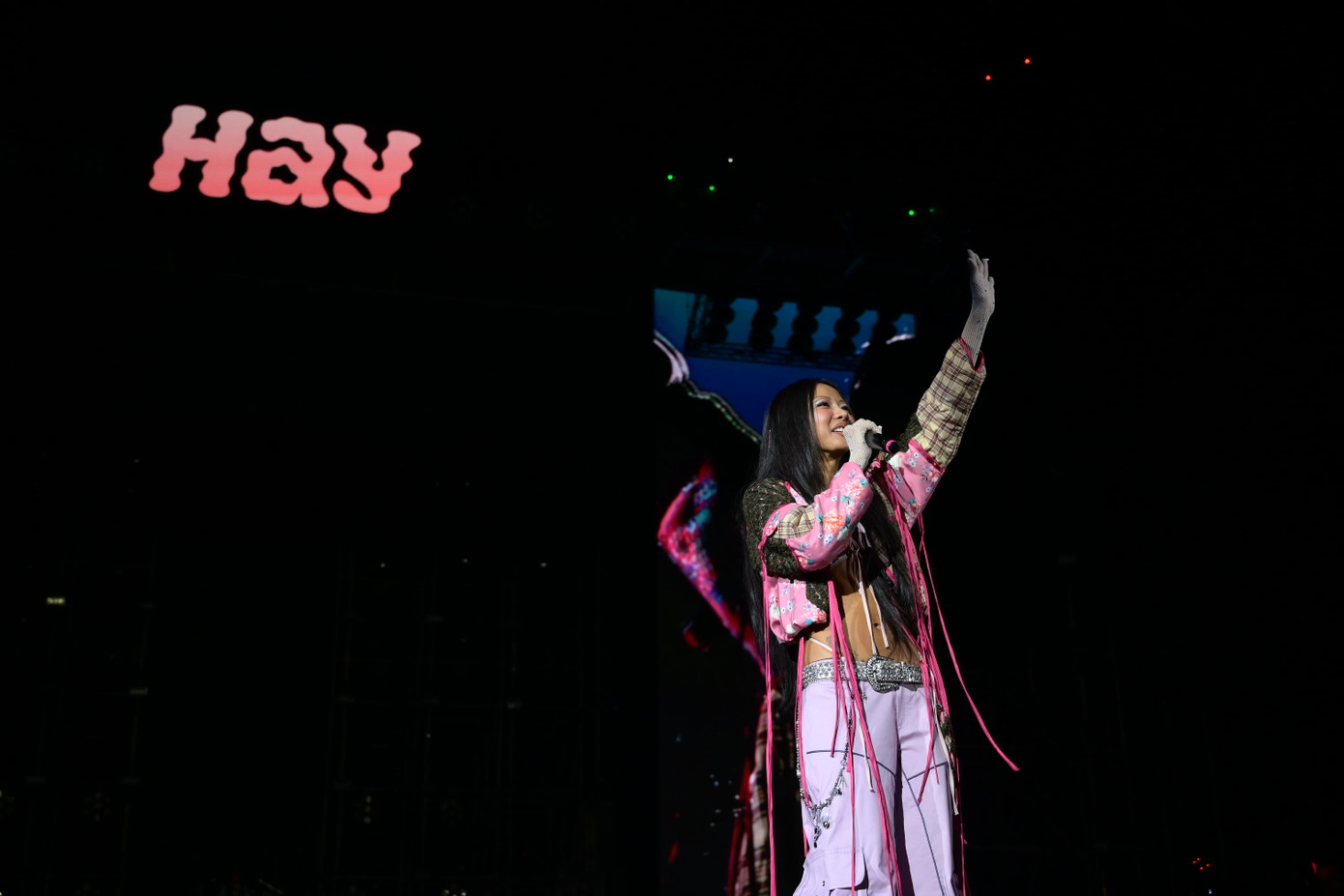 "Chị đại" được mong chờ bậc nhất đêm nhạc - Suboi mang tới set diễn duyên dáng. "Chị đại" được mong chờ bậc nhất đêm nhạc - Suboi mang tới set diễn duyên dáng.