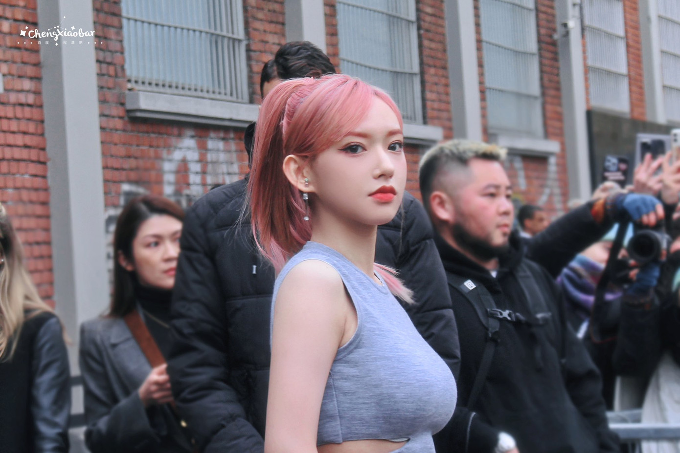 Trình Tiêu nổi bật với mái tóc hồng tại sự kiện. Đây là lần đầu tiên Trình Tiêu tới Milan để tham gia show diễn của hãng.