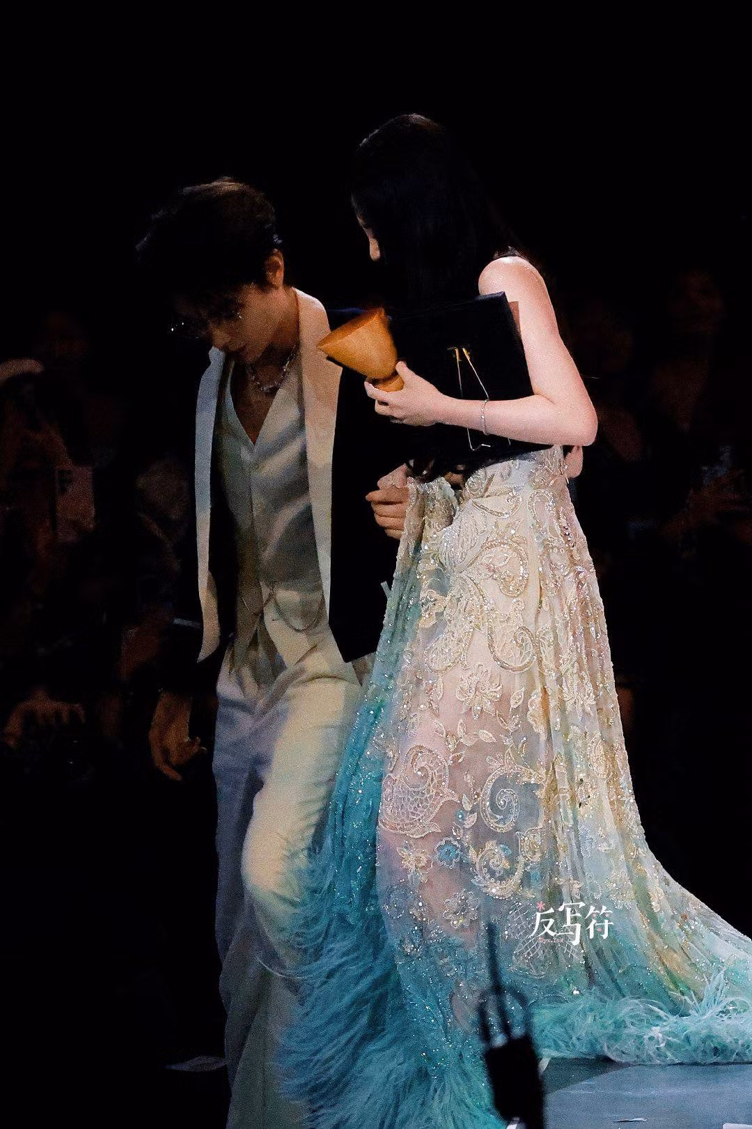 Sau 2 lần hợp tác thành công với Khúc Biến Tấu Ánh Trăng và Vĩnh Dạ Tinh Hà, Đinh Vũ Hề và Ngu Thư Hân trở thành một trong những cặp đôi được "đẩy thuyền" mạnh nhất C-Biz.