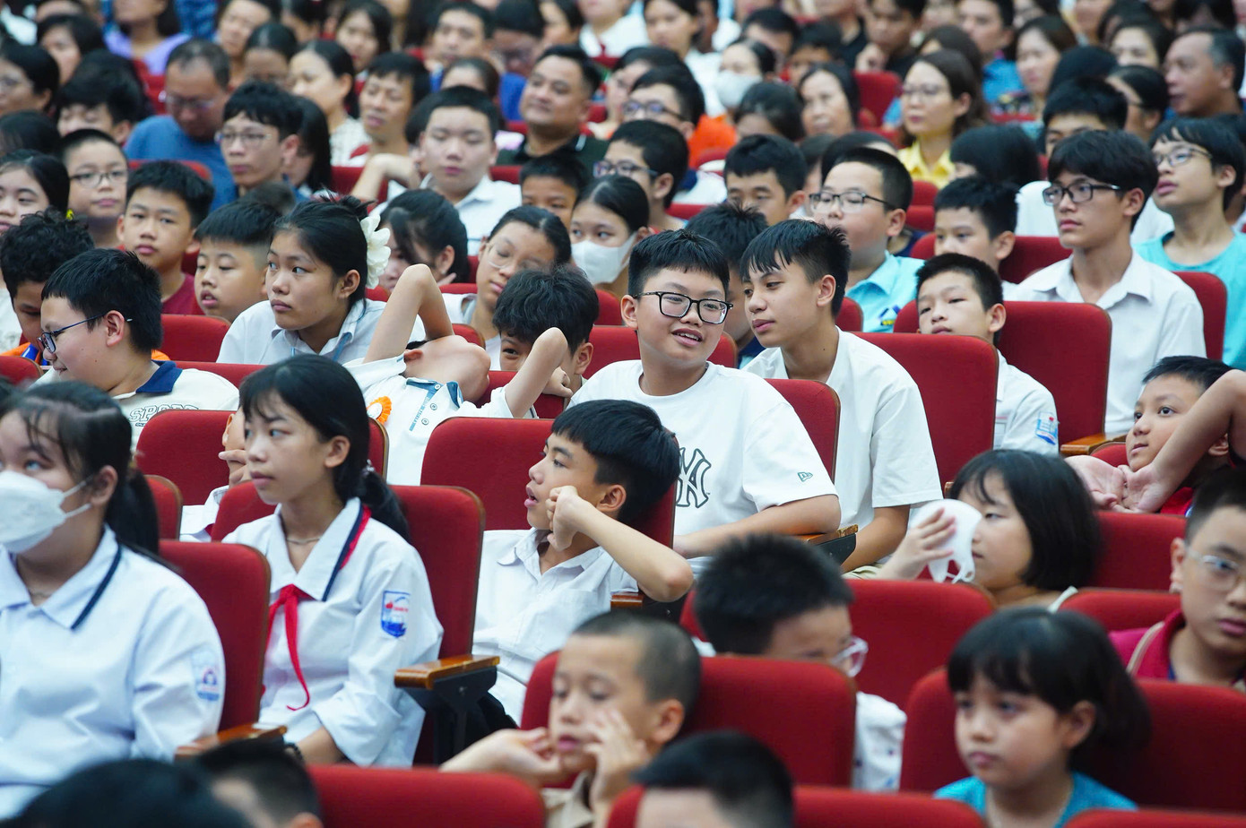 Các thí sinh ngóng chờ được gọi tên.